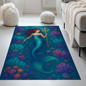 Könnte beinhalten: Rechteckiger Teppich mit einem Meerjungfrau-Design. Die Meerjungfrau hat rotes Haar und einen türkisfarbenen Schwanz und hält einen goldenen Dreizack. Der Hintergrund des Teppichs ist ein tiefblauer Ozean mit Korallen und Fischen.