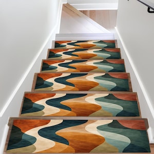 Può includere: Scala con sei gradini con un design ondulato e astratto. Il design incorpora sfumature di arancione, verde acqua, crema e marrone. I gradini sono installati su gradini in legno con alzatine e pareti bianche.