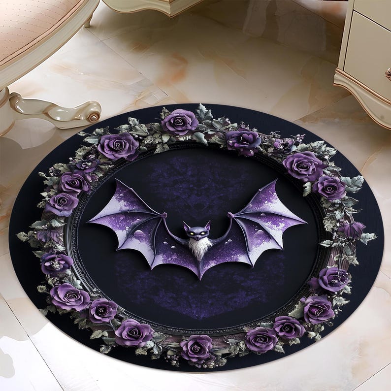 Puede incluir: Una alfombra redonda, de color morado y negro, con un borde decorativo de rosas moradas y un murci&eacute;lago negro en el centro. El murci&eacute;lago tiene un cuerpo y alas de color morado oscuro con una cara blanca.