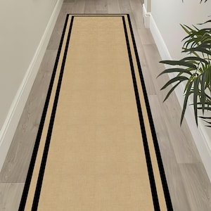 Minimalistischer Teppichläufer: Moderner Teppich für die Diele / Flur mit schwarzer Bordüre