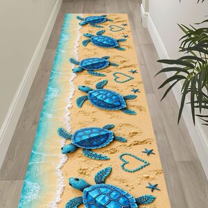 Peut inclure: Un long tapis de couloir rectangulaire représentant une scène de plage avec un rivage sablonneux, de l'écume blanche et six tortues de mer bleu vif. Le motif inclut de petites étoiles de mer bleues et des cœurs formés de perles bleues.
