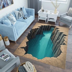 Könnte beinhalten: Ein rechteckiger Teppich mit einem 3D-Canyon-Design. Der Teppich zeigt eine türkisfarbene Wasserszene, umgeben von braunen und grauen Felsformationen. Der Teppich liegt auf einem Holzboden in einem Wohnzimmer.