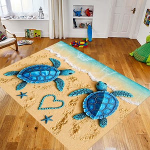 Puede incluir: Una alfombra rectangular con un estampado de alta definición de una playa de arena con olas turquesas. Dos tortugas marinas de color azul vibrante están sobre la arena, acompañadas por dos pequeñas estrellas de mar y un corazón de piedras azules.