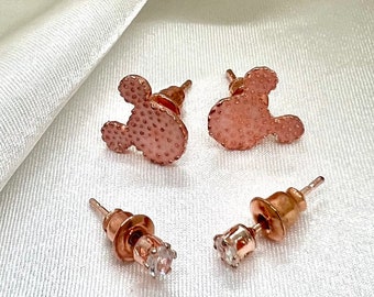 Brincos rosa Mickey Mouse com pares de paciência em ouro rosa