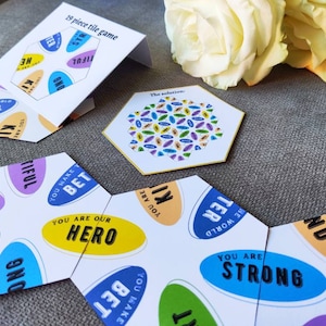 Afdrukbaar puzzelspel met 19 tegels en vriendelijke woorden. Een Valentijnsdagcadeau voor hem, haar: vriend, geliefde, zeg hoeveel je van elkaar houdt