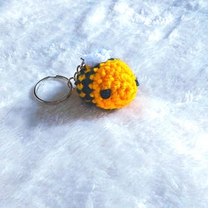 Gehaakte bij sleutelhanger knuffel, emotionele steun bij fidget speelgoed, stressverlichting of angstverlichting, cadeau voor haar, gepersonaliseerd bijencadeau