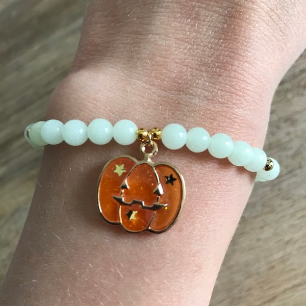 Bracelet à breloque, en perles rondes, perles phosphorescentes, bracelet réglable, bracelet halloween automne - chapeau et citrouille