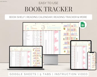 Può includere: Un tracker di libri digitale visualizzato su un laptop, un monitor desktop, un tablet e uno smartphone. Gli schermi mostrano un foglio di calcolo con funzioni di scaffale, calendario di lettura e tracker di lettura. Le parole "BOOK TRACKER" sono in alto.