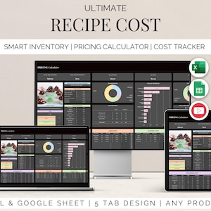 Op de afbeelding: Een digitale weergave van een receptkostenspreadsheet op een laptop, desktopmonitor, tablet en smartphone. De spreadsheet bevat secties voor slimme inventaris, prijscalculator en kosten tracker. De tekst luidt "ULTIMATE RECIPE COST" en "EXCEL & GOOGLE SHEET | 5 TAB DESIGN | ANY PRODUCTS."
