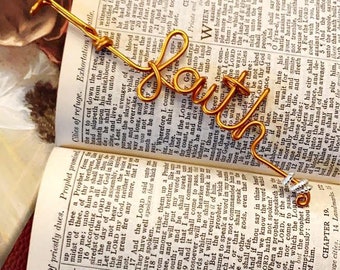 Marcapáginas de alambre hecho a mano con cruz: un elegante regalo religioso.