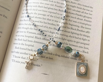 Marcapáginas azul hecho a mano con cuentas y dije: Regalo para amantes de los libros