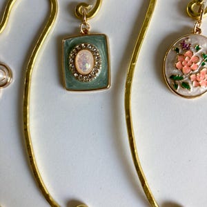 Handgjort rustikt metallbokmärke med blom-, opal-, pärl- och kameoberlocker bild 9