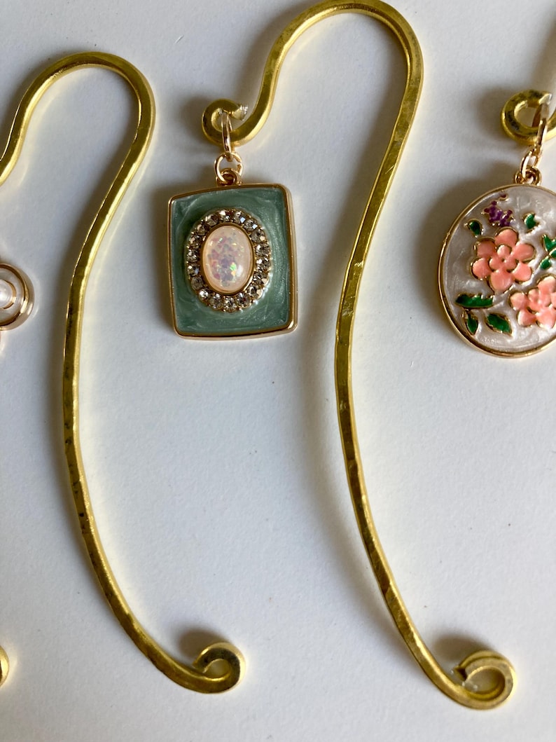Handgjort rustikt metallbokmärke med blom-, opal-, pärl- och kameoberlocker bild 9