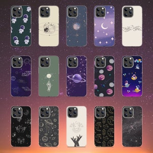 Peut inclure: Ensemble de 15 coques de t&eacute;l&eacute;phone avec diff&eacute;rents motifs sur le th&egrave;me de l'espace. Les coques pr&eacute;sentent des astronautes, des plan&egrave;tes, des &eacute;toiles et d'autres objets c&eacute;lestes. Les coques sont toutes noires et blanches avec une vari&eacute;t&eacute; de couleurs.
