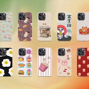 Peut inclure: Dix &eacute;tuis de t&eacute;l&eacute;phone diff&eacute;rents avec des designs vari&eacute;s. Les &eacute;tuis sont tous noirs avec une bordure blanche et pr&eacute;sentent diff&eacute;rentes illustrations, notamment de la nourriture, des animaux et du texte. Les motifs comprennent un panda mangeant des ramen, un panda roux mangeant une sucette glac&eacute;e, un croissant et du caf&eacute;, un &oelig;uf au plat, un hot-dog, du pop-corn, un cupcake et un cupcake avec des p&eacute;pites.