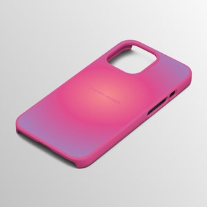 Pu&ograve; includere: Una custodia per telefono rosa con un design sfumato e il testo "you are enough".