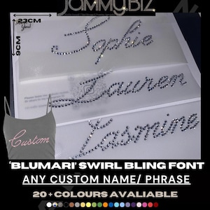 Puede incluir: Nombres personalizados con pedrería en una fuente en espiral, con los nombres Sophie, Lauren y Jasmine. Una camiseta sin mangas gris muestra la palabra "Custom" en pedrería rosa. El texto dice "BLUMARI SWIRL BLING FONT" y "ANY CUSTOM NAME/ PHRASE".