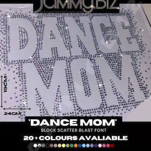 Puede incluir: Transferencia blanca con las palabras "DANCE MOM" en fuente de bloque, adornada con brillantes pedrería. La transferencia mide 19 cm x 24 cm y está disponible en más de 20 colores. También se ve el texto "BEAUTIFULLY CRAFTED".