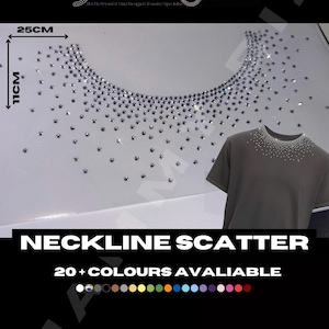Puede incluir: Una taza de cerámica blanca con un asa negra y el texto "But First, Coffee" en negrita negra. La taza está sobre un fondo borroso. La taza mide aproximadamente 10 cm de altura.