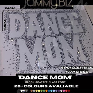 Op de afbeelding: Een strass-transferontwerp met de tekst DANCE MOM in een block scatter blast lettertype. Het ontwerp meet 24cm bij 19cm en is gemaakt met heldere kristallen strass-steentjes. De afbeelding bevat tekst die aangeeft dat een kleinere maat beschikbaar is.