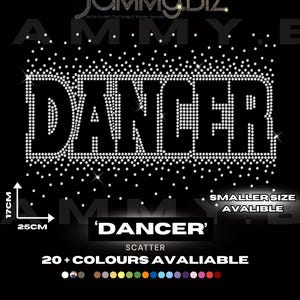 Könnte beinhalten: Ein Strass-Transfer-Design mit dem Wort DANCER in großen Blockbuchstaben, umgeben von einer Streuung kleiner Kristalle. Das Design misst 17cm mal 25cm. Der Text umfasst JAMMYBIZ, SMALLER SIZE AVALIBLE und 20+ COLOURS AVALIABLE.
