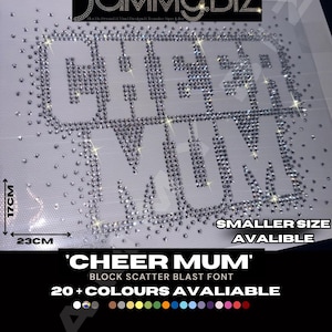 Pode incluir: Um design de transferência de strass com o texto CHEER MUM numa fonte block scatter blast. O design mede 17cm por 23cm e é feito com strass de cristal transparente. A imagem inclui texto indicando que um tamanho menor e mais de 20 cores estão disponíveis.