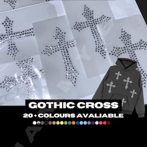 Könnte beinhalten: Das Bild zeigt Strasskreuz-Designs und einen dunkelgrauen Hoodie mit Kreuzverzierungen. Der Text lautet "GOTHIC CROSS" und "20+ FARBEN VERFÜGBAR". Das Design wird als wunderschön gefertigt mit Premium-Kristall-Strasssteinen beschrieben.