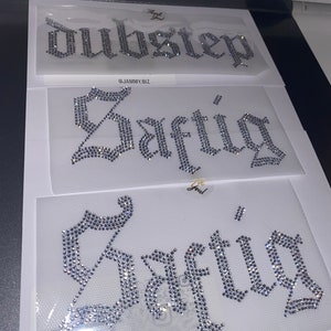 Fuente Old English Bling - Personalizada - Parche termoadhesivo personalizado con diamantes de imitación para ropa imagen 14
