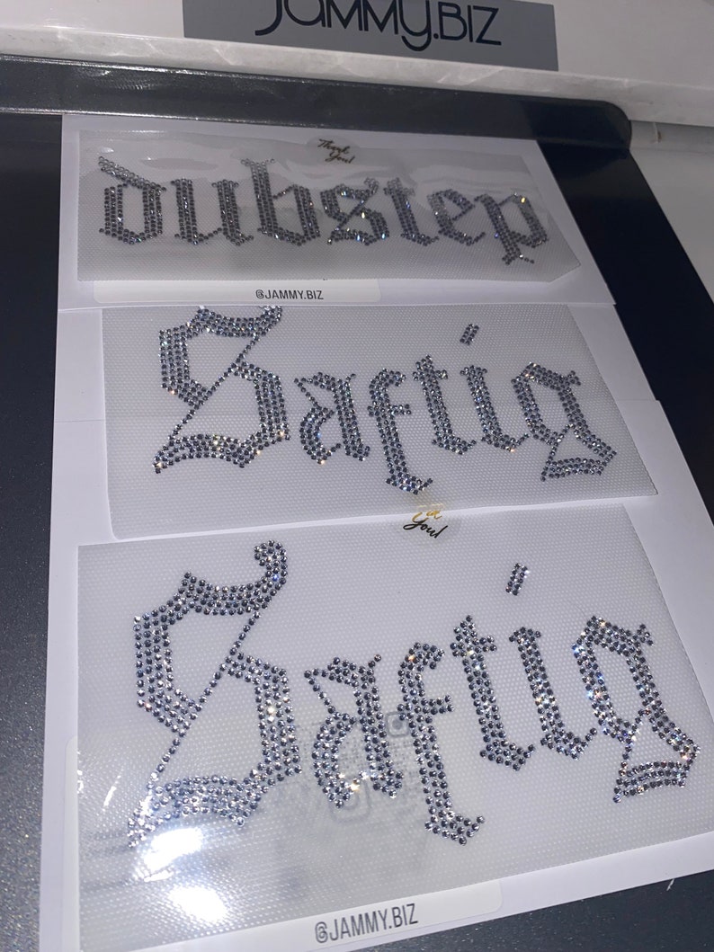 Fuente Old English Bling - Personalizada - Parche termoadhesivo personalizado con diamantes de imitación para ropa imagen 14