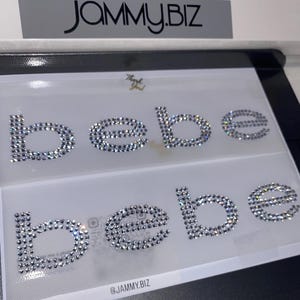 1x bebe Kristall Logo Strass Bügelbild Bügelbild Flicken Applikation Motiv DIY Bling up your Jeans & Kleidung