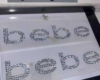 1x bebe Kristall Logo Strass Bügelbild Bügelbild Flicken Applikation Motiv DIY Bling up your Jeans & Kleidung