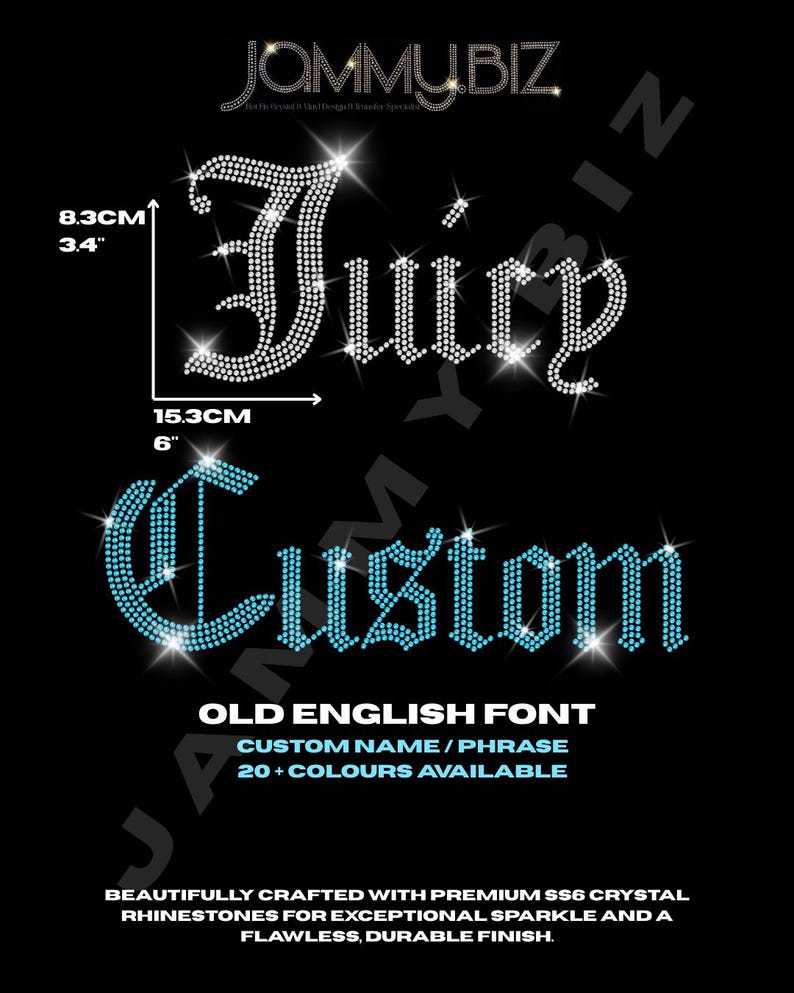 Puede incluir: Un dise&ntilde;o de transferencia de pedrer&iacute;a con la palabra Juicy en blanco y Custom en azul claro, ambas en fuente Old English. El dise&ntilde;o muestra dimensiones de 8,3 cm por 15,3 cm. El texto incluye JAMMYBIZ, OLD ENGLISH FONT y CUSTOM NAME / PHRASE.