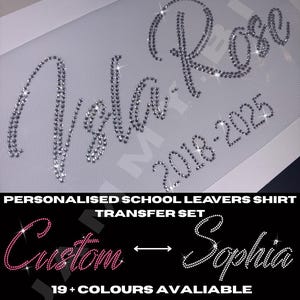 Pode incluir: Um conjunto de transferência personalizado para camisas de formatura escolar. O design apresenta o nome "Nola Rose" e o intervalo de anos "2018-2025" em strass brilhantes. Os textos "Custom" e "Sophia" também são exibidos. Disponível em mais de 19 cores.