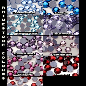 Puede incluir: Una carta de colores que muestra nueve variedades de pedrer&iacute;a redonda etiquetadas como Lt. Sapphire Blue, Capri Blue, Aquamarine Blue, Violet Purple, Amethyst Purple, Light Rose Pink, Fuchsia Pink, Garnet Red y Siam Red, con texto JammyBiz Colour Page 2/2.
