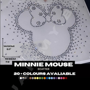 Pode incluir: Um transfer de strass com o contorno da cabeça da Minnie Mouse com um laço, composto por cristais transparentes sobre um fundo branco. O design mede 14,5 cm de altura e 19,5 cm de largura. Texto: JAMMY.BIZ, MINNIE MOUSE SCATTER, 20+ COLOURS AVALIABLE.