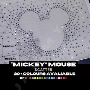 Può includere: Un trasferimento di strass hot fix con la sagoma della testa di Topolino creata con cristalli trasparenti. Il design misura 14,5 cm per 19,5 cm. Il testo JAMMY.BIZ, MICKEY MOUSE SCATTER e 20+ COLOURS AVALIABLE è stampato sull'immagine.