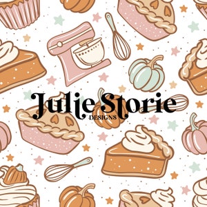 Peut inclure: Un motif sans couture présentant une variété d'éléments sur le thème de l'automne, notamment des tranches de tarte à la citrouille, des cupcakes, des citrouilles et un batteur sur socle rose. Le motif est sur un fond blanc avec des étoiles et des volutes éparpillées. Le texte "Julie Storie Designs" est affiché en évidence au centre du motif.
