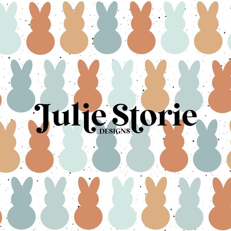 Puede incluir: Un fondo blanco con un patr&oacute;n repetitivo de siluetas de conejos azul pastel y naranja. El texto "Julie Storie DESIGNS" est&aacute; centrado en el medio de la imagen.