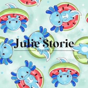 Könnte beinhalten: Ein nahtloses Muster mit blauen Axolotln mit leuchtend rosa und grünen Wassermelonenstücken. Die Axolotl schwimmen in den Wassermelonenstücken. Der Hintergrund ist hellblau mit weißen Sternen. Der Text "Julie Storie Designs" befindet sich in der Mitte des Musters.
