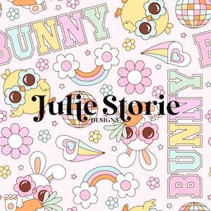 Op de afbeelding: Een naadloos roze en wit patroon met een herhalend ontwerp van konijnen, regenbogen, bloemen en de tekst "Bunny" in een kleurrijk lettertype. De tekst "Julie Storie Designs" staat in het midden van de afbeelding.