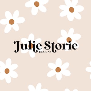 Peut inclure: Motif de marguerites blanches à centre marron sur fond beige clair. Le texte "Julie Storie Designs" est en écriture noire. Ce motif convient à diverses applications, telles que le tissu ou le papier peint.