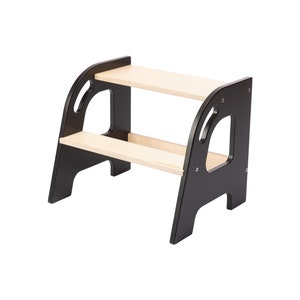 Puede incluir: Un taburete de madera negro con dos peldaños. El peldaño superior está hecho de madera natural.