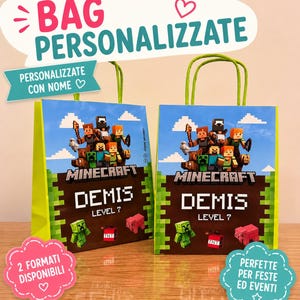 Op de afbeelding: Twee limoengroene papieren cadeauzakjes met een Minecraft-afbeelding met personages, de tekst MINECRAFT, DEMIS en LEVEL 7. De zakjes hebben groene papieren hengsels en een pixelachtig ontwerp aan de voorzijde, inclusief een creeper en TNT-blok.