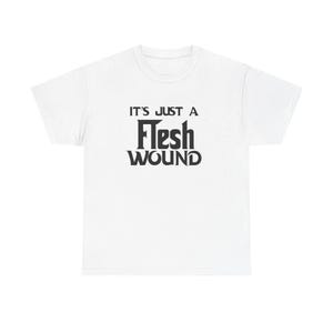 Puede incluir: Camiseta blanca con la frase negra "IT'S JUST A Flesh WOUND". El texto está en una fuente audaz y estilizada. La camiseta es de estilo cuello redondo.