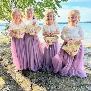 フラワーガールバスケット2個セット、結婚式のゲストのための素朴なパーソナライズされたストローバスケット