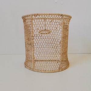 Wall lamp in raffia lampshade luminaire