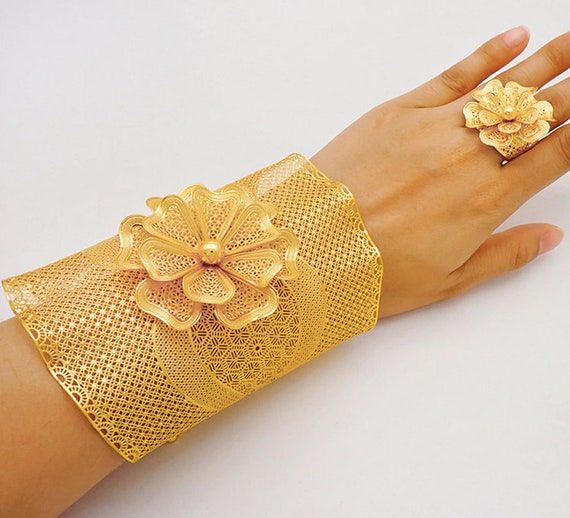 Cuff bangle best sale gold