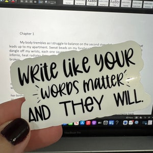 K&ouml;nnte beinhalten: Wei&szlig;er Aufkleber mit schwarzem Text, der "Write like your words matter and they will." lautet. Der Aufkleber befindet sich auf einem Laptop.