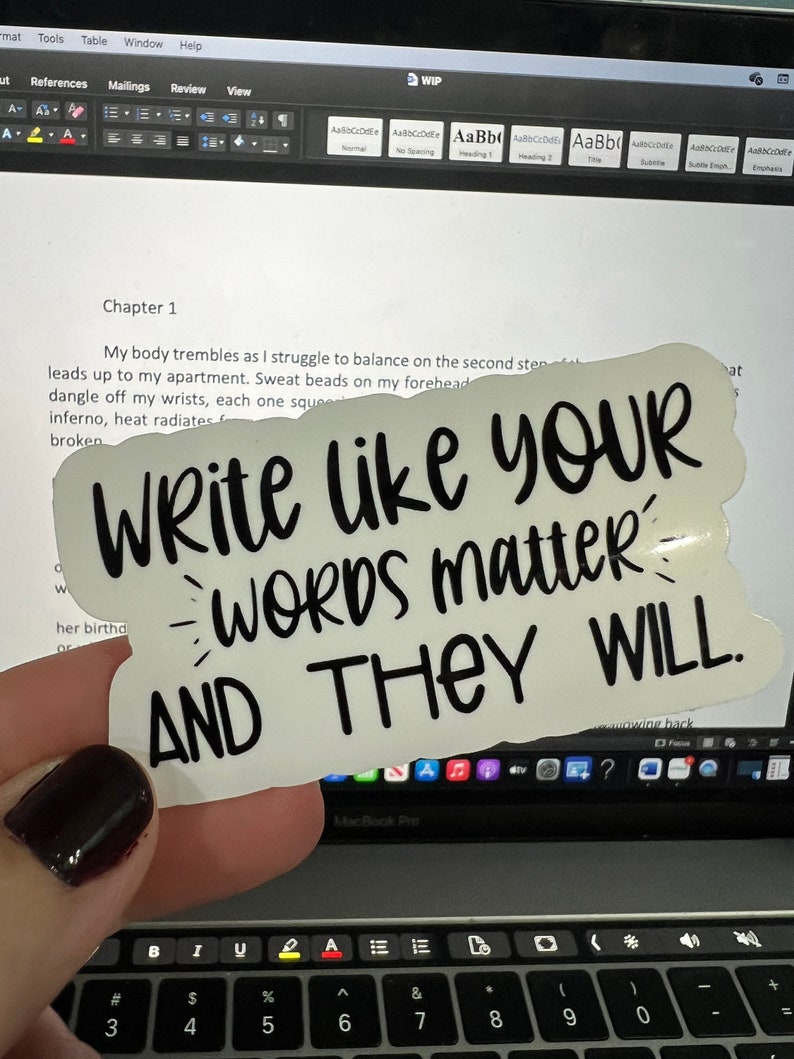 K&ouml;nnte beinhalten: Wei&szlig;er Aufkleber mit schwarzem Text, der "Write like your words matter and they will." lautet. Der Aufkleber befindet sich auf einem Laptop.