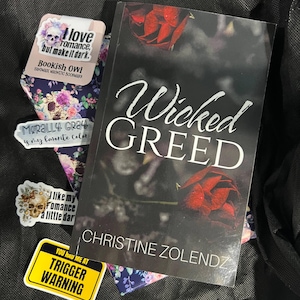 Podpisana książka o mrocznym romansie – Wicked Greed autorstwa Christine Zolendz • Specjalne opakowanie • Zakładka + naklejki • Prezent „Pikantni wrogowie i kochankowie”